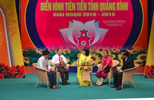 Ảnh Giám đốc Hoàng Thanh Trắc đang giao lưu với các điển hình tiên tiến tại Đại hội thi đua yêu nước tỉnh Quảng Bình giai đoạn 2010-2015