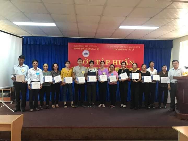 Đ/c Nguyễn Đình Thuyến, Phó Chủ tịch liên minh Hợp tác xã tỉnh trao chứng chỉ cho học viên hoàn thành khóa học